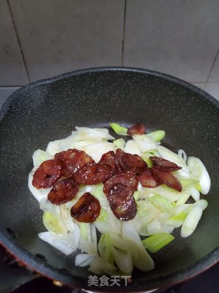 大葱炒腊肠的做法步骤：6