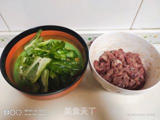 青椒炒牛肉的做法步骤：1