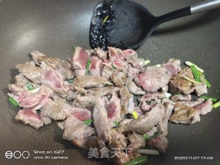 青椒炒牛肉的做法步骤：2