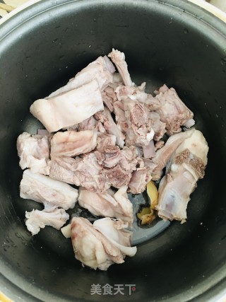 黄萝卜炖羊肉的做法步骤：4