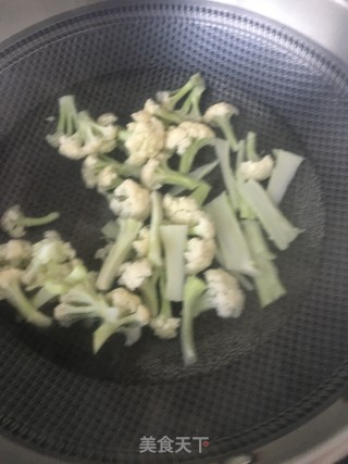 腊肠炒菜花的做法步骤：4