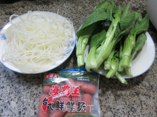 鲜鲜肠菜芯炒米粉的做法步骤：1