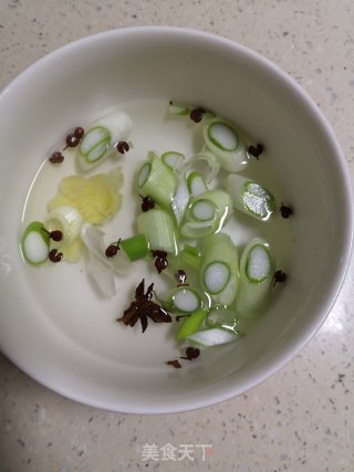 牛肉大葱灌汤水饺的做法步骤：2