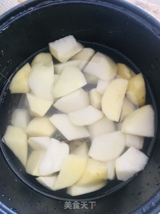 土豆烧牛肉的做法步骤：1