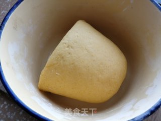 椒盐南瓜花卷的做法步骤：2