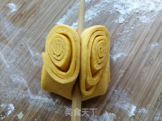 椒盐南瓜花卷的做法步骤：7