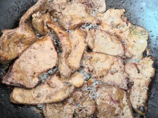 香煎牛肝的做法步骤：2