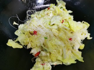 包菜炒粉丝的做法步骤：7