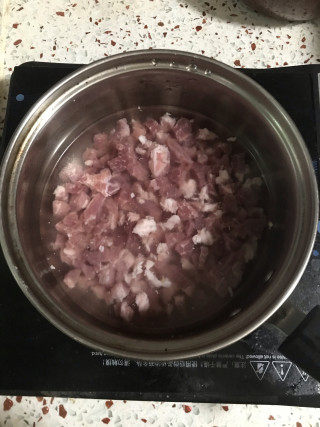 肉丁焖鹰嘴豆的做法步骤：2