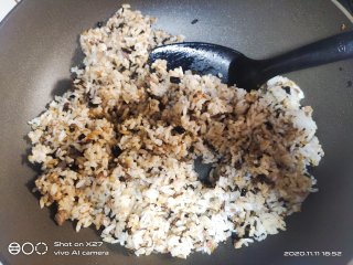 梅干菜肉末炒饭的做法步骤：6