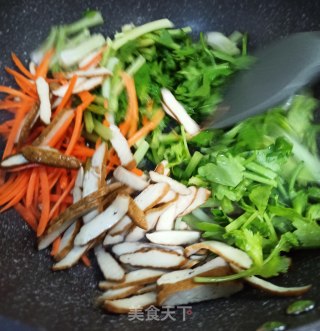 茶干香芹炒胡萝卜丝的做法步骤：4