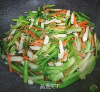 茶干香芹炒胡萝卜丝的做法步骤：6