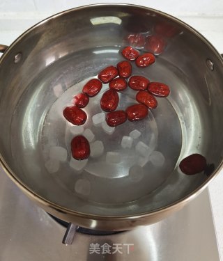 红枣雪梨苹果汤的做法步骤：2