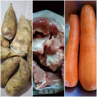 龙骨煲冬笋胡萝卜汤的做法步骤：1