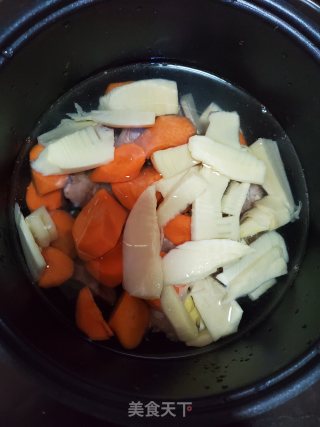 龙骨煲冬笋胡萝卜汤的做法步骤：5