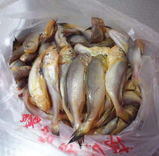酱烧鲫头鱼的做法步骤：1