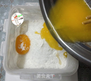 鸡蛋奶酪南瓜塔的做法步骤：2