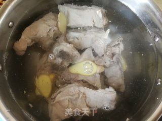 虫草花山药脊骨汤的做法步骤：5