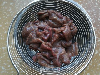蒜苗炒猪肝的做法步骤：1