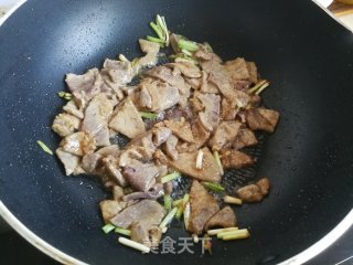 蒜苗炒猪肝的做法步骤：5