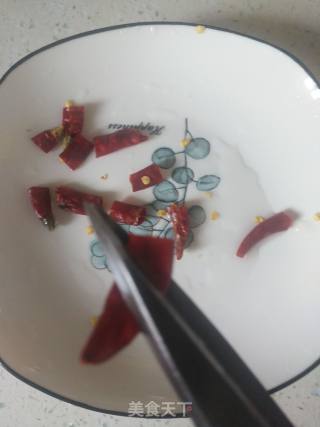 麻辣赛肥肠的做法步骤：1