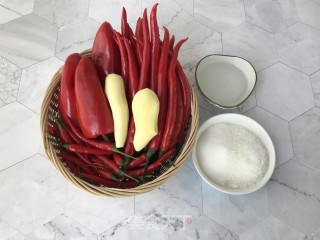 香辣开胃的自制剁辣椒的做法步骤：1
