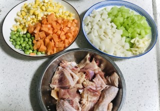 彩蔬炒年糕的做法步骤：2