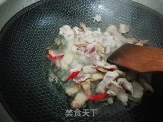 酸菜炖豆腐的做法步骤：1