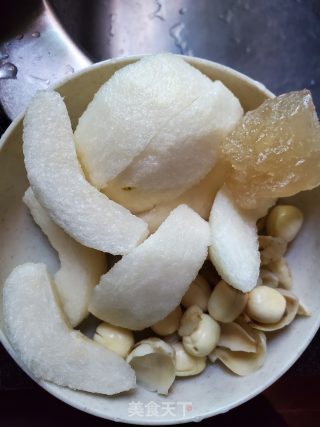 百合莲子炖梨子的做法步骤：1