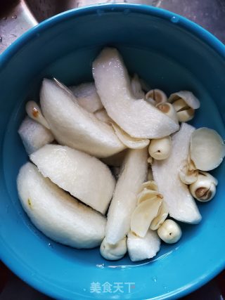百合莲子炖梨子的做法步骤：2