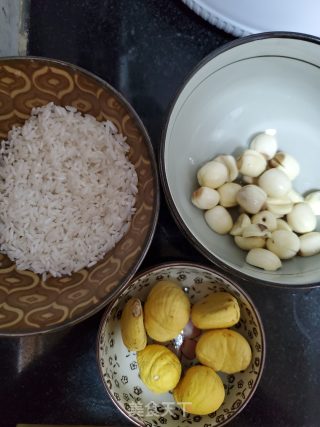 板栗莲子粥的做法步骤：1