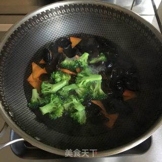 木耳西兰花炒鸡蛋的做法步骤：1