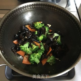 木耳西兰花炒鸡蛋的做法步骤：5