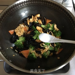 木耳西兰花炒鸡蛋的做法步骤：6
