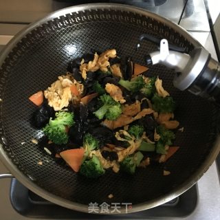 木耳西兰花炒鸡蛋的做法步骤：7