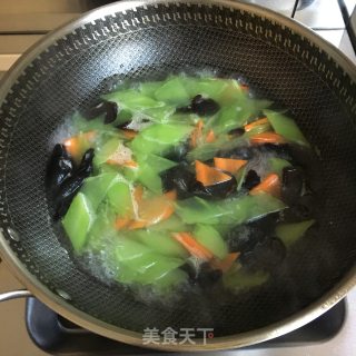 小炒莴笋的做法步骤：2