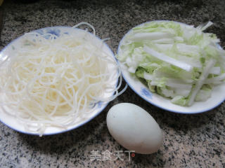 鸭蛋大白菜炒米粉的做法步骤：1