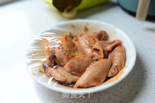 一咬嘎嘣脆的薯片鸡翅的做法步骤：2