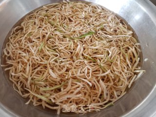 干萝卜丝炒线椒的做法步骤：2