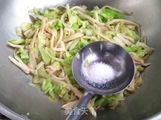 圆白菜烧杏鲍菇的做法步骤：5