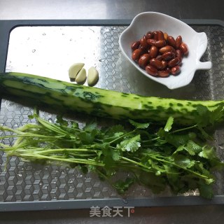香菜花生米拌黄瓜的做法步骤：1