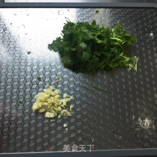 香菜花生米拌黄瓜的做法步骤：3