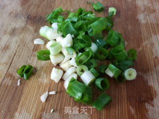白菜炒木耳的做法步骤：1