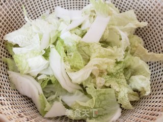白菜炒木耳的做法步骤：2