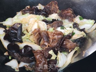 白菜炒木耳的做法步骤：4