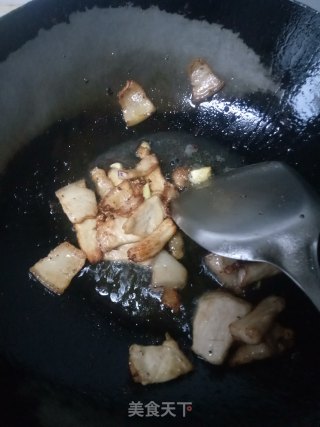 五花肉炒芋头的做法步骤：2