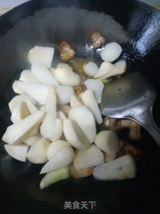 五花肉炒芋头的做法步骤：3