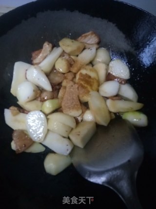 五花肉炒芋头的做法步骤：4