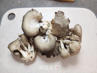 烤肉味干煸蘑菇的做法步骤：1
