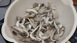 烤肉味干煸蘑菇的做法步骤：6